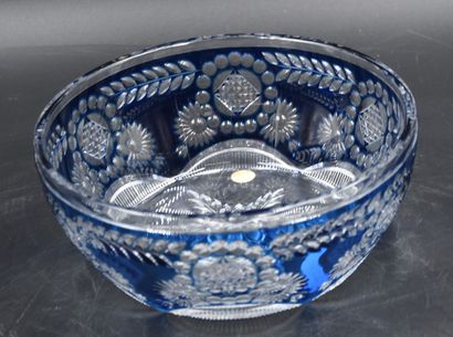 JOSEPH SIMON (1869-1960) JOSEPH SIMON (1869-1960) Val Saint Lambert切割水晶碗。蓝色衬里。高度：9厘米。直径：22厘米。...