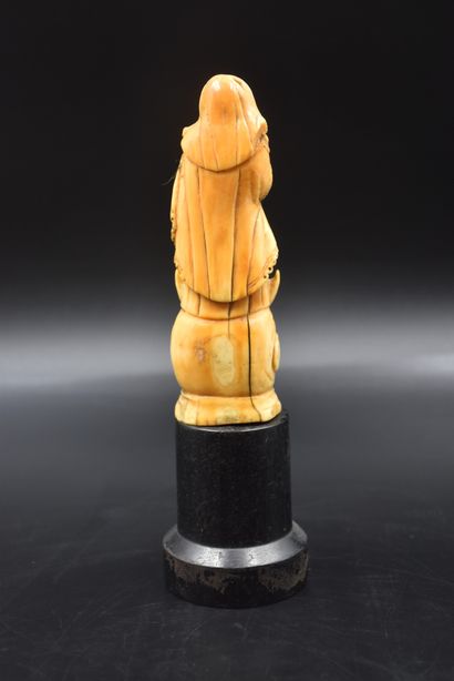 null 
Small sculpture in old ivory representing a virgin in prayer. Height: 15 cm...