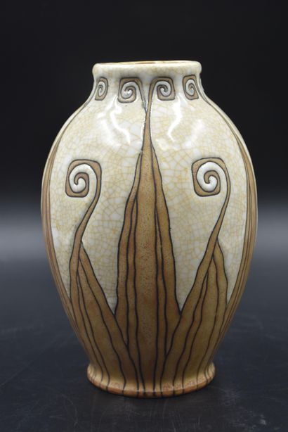 Charles Catteau (1880-1966) Charles CATTEAU (1880-1966). Vase en grès Boch Kéramis,...