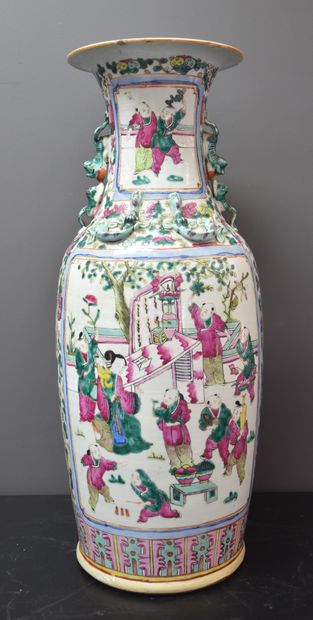 null Vase in porcelain of China Restored base Ht: 60 cm. 

NL: Chinees porseleinen...