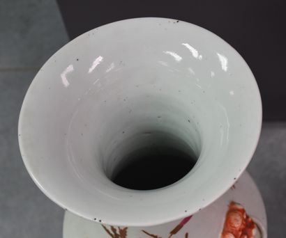 null Paire de vases en porcelaine de Chine à décor de végétaux. Légers éclats au...