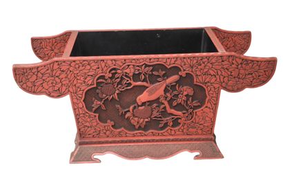 Important jardinière in red Chinese lacquer,...