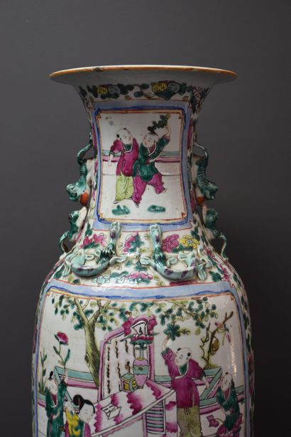 null Vase in porcelain of China Restored base Ht: 60 cm. 

NL: Chinees porseleinen...