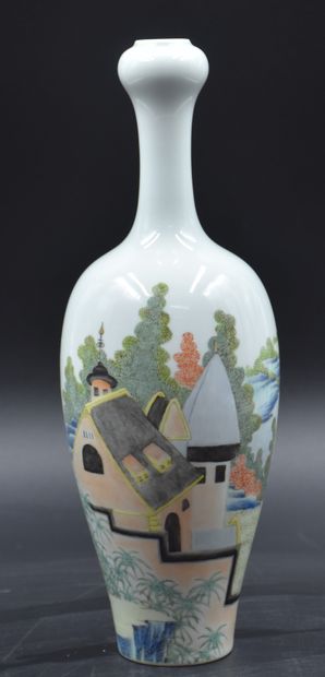 null Vase en porcelaine de Chine portant une marque apocryphe Yongzhen. Rare décor...