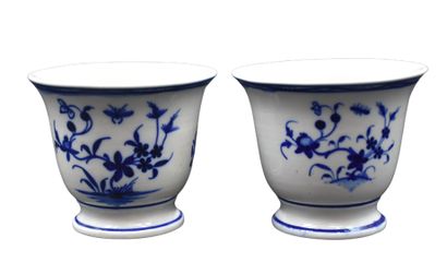 null Pair of chocolate cups in porcelain of Tournai with fly decoration. 

NL: Paar...