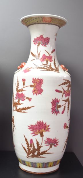 null Pair of Chinese porcelain vases decorated with plants. Slight chips at the edge...