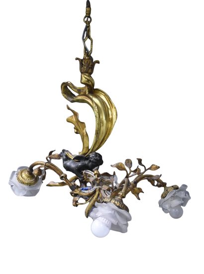 null 鎏金铜和铜化的吊灯，有一个小天使拿着四个光臂。高度：55厘米，包括链条在内为78厘米。翼展：55厘米。 

北欧：青铜器上有一个小天使的图案，上面有四...