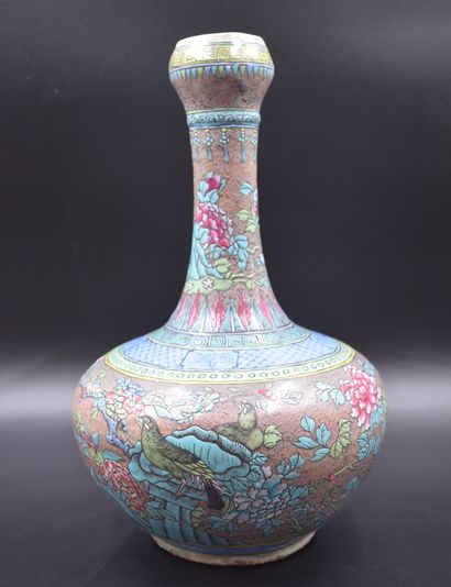  Vase en porcelaine de Chine, restauration au col. Ht : 39 cm. 
NL: Chinees porseleinen...