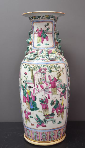 null Vase in porcelain of China Restored base Ht: 60 cm. 

NL: Chinees porseleinen...