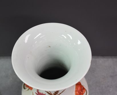 null Paire de vases en porcelaine de Chine à décor de végétaux. Légers éclats au...