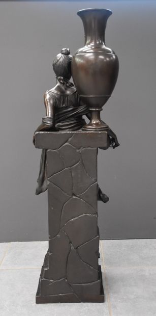 null 重要的伽蓝雕塑，表现了一位优雅的女性在古代风格中拿着一个amphora。身高：102厘米。 

北欧：通过电镀技术的应用，使一个优雅的反面人物变成了一...
