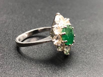 null Emerald and diamonds ring. White gold 18K. Total weight : 5,05 grams. 

NL:...
