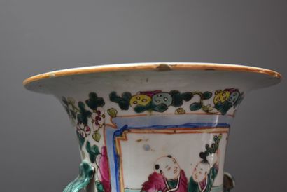  Vase en porcelaine de Chine Base restaurée Ht : 60 cm. 
NL: Chinees porseleinen...