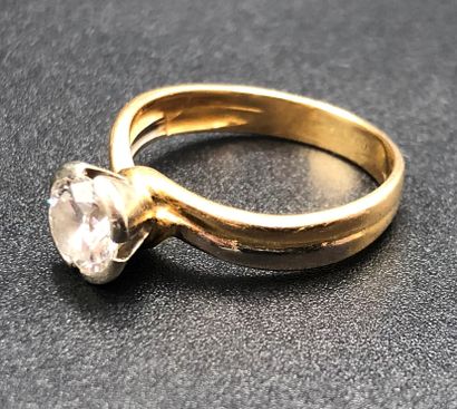 null Solitaire ring. 18 K gold. Total weight: 4,25 grams. 

NL: Solitaire ring. 18K...