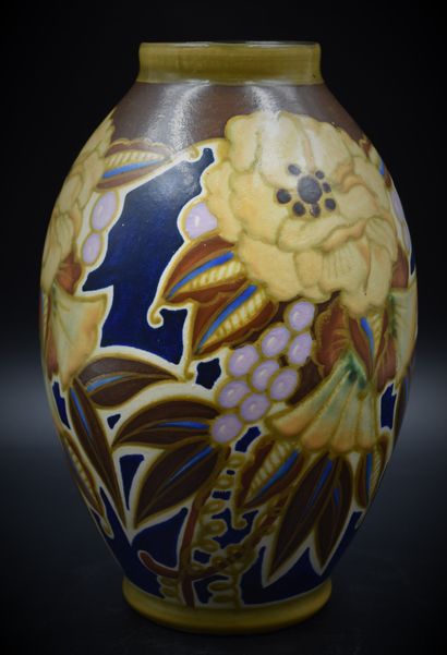 null Boch Kéramis vase with Mat finish of flowers. D2847. Ht : 25 cm. 

NL: Boch...