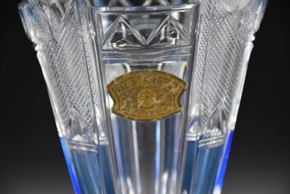  Vase Vianden en cristal du Val Saint Lambert très richement taillé. ht : 23,5 cm...