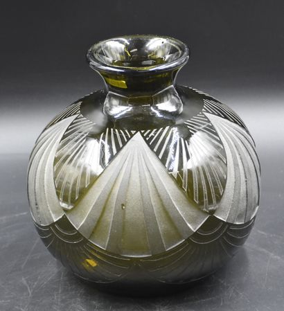Théodore LEGRAS (1839-1916) Théodore LEGRAS (1839-1916). Vase art déco en verre dégagé...