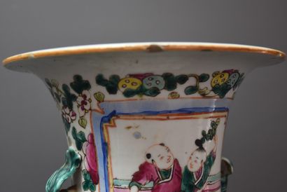 null Vase en porcelaine de Chine Base restaurée Ht : 60 cm. 

NL: Chinees porseleinen...
