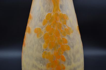 null Le verre français. Vase balustre art déco en verre multicouches décoré de grappes...