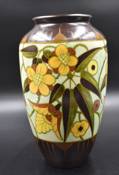 null Vase Boch Kéramis à décor de feuilles de marronniers. Ht : 34 cm. 

NL: Boch...