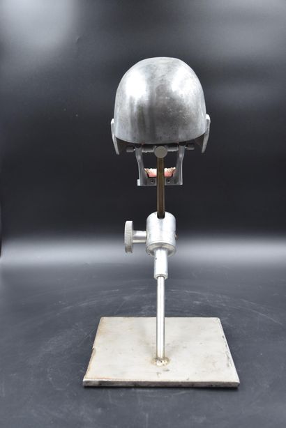 null Curiosa. Dental simulator. Study instrument around 1960. Ht : 44 cm. 

NL: Curiosa....