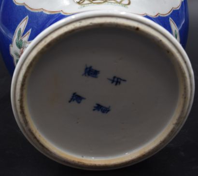  Vase en porcelaine de Chine vers 1900. On signale un défaut de cuisson (petite bulle...