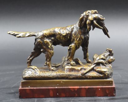 Prosper LECOURTIER (1851-1925) 普罗斯佩-勒库尔（1851-1925）。青铜器，猎狗嘴里叼着一只野鸡。高度（不包括底座）：11厘米。从尾巴到嘴的长度：15厘米。...
