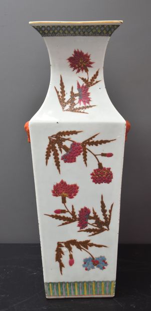 null Quadrangular vase in porcelain of China. Ht : 57 cm. 

NL: Vierhoekige vaas...