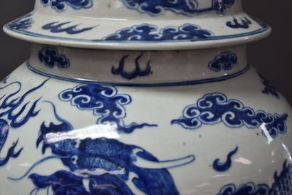 null China porcelain. Important covered vase decorated with dragons. Damaged. Ht...