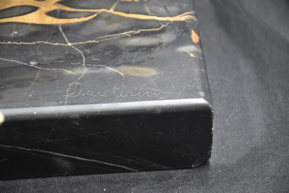 null Panthère. Bronze art déco à patine noire sur socle en marbre Portor. Signé sur...