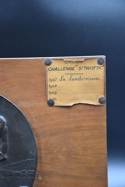 H. DEMEY H. DEMEY. Bronze, trophée de cyclisme vers 1945. Challenge du Saint Trottic....
