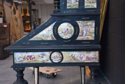 null Cabinet Viennois vers 1860 de style renaissance agrémenté de nombreuses plaques...