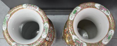 null Paire de vases en porcelaine de Canton fin XIXème siècle. Décor de papillons...