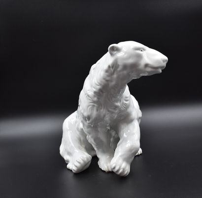 null Ours polaire en porcelaine de Royal Dux. Ht : 31 cm. 

NL: Porseleinen ijsbeer...
