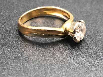 null Solitaire ring. 18 K gold. Total weight: 4,25 grams. 

NL: Solitaire ring. 18K...