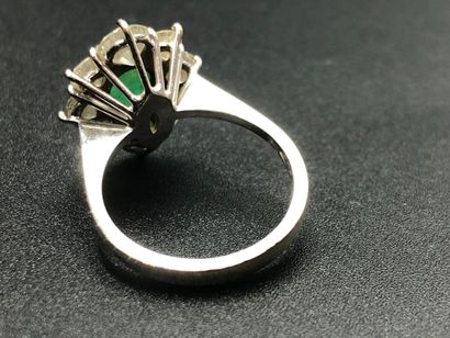 null Emerald and diamonds ring. White gold 18K. Total weight : 5,05 grams. 

NL:...