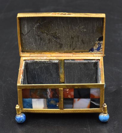 null Small charm lot circa 1800 comprising : - a box covered with gilt paper and...