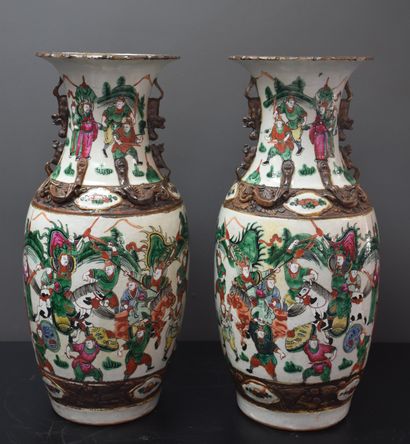 null Paire de vases en porcelaine de Chine. Nankin. Accident au col Ht : 46 cm. 

NL:...