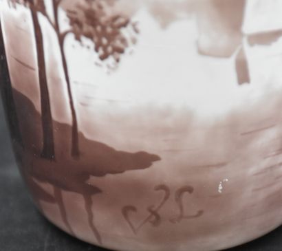 null 来自Val Saint Lambert的新艺术主义水晶花瓶。多层湖泊装饰，有一个渔夫在他的船上。签署了VSL。高度：18.5厘米。 

荷兰：新艺术派...