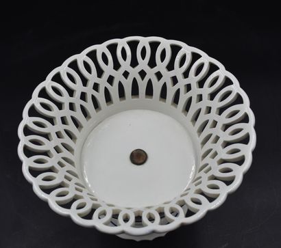  Corbeille à fruits en porcelaine de Tournai décor Ronda. Ht : 19 cm. Diamètre :...