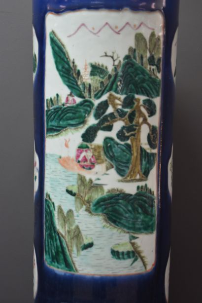 null Umbrella holder in porcelain of China. Ht : 61 cm. 

NL: Chinees porseleinen...