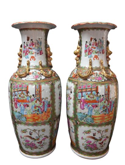  Paire de vases en porcelaine de Canton fin XIXème siècle. Décor de papillons et...