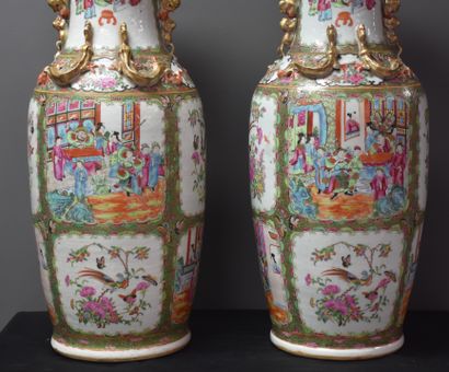  Paire de vases en porcelaine de Canton fin XIXème siècle. Décor de papillons et...
