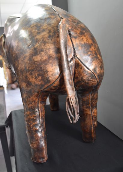 null Sculpture design. Eléphant en cuir dans le goût de Dimitri Omersa Cuir patiné...