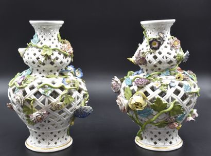 null Pair of openwork pots in Meissen porcelain XIXth century with flowers in relief....