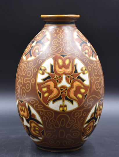 null Vase art déco Boch Kéramis. Décor mat finish D.1093L. Ht : 30 cm. 

NL: Boch...