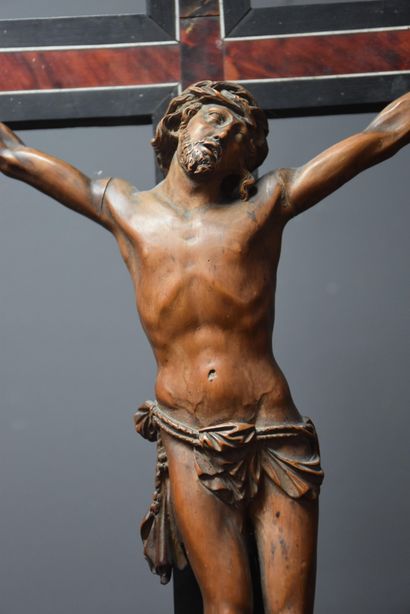 null Christ en bois finement sculpté sur sa croix en placage d’écaille de tortue....