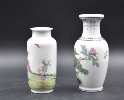 null Lot de quatre petits vases en porcelaine de Chine période république dont un...