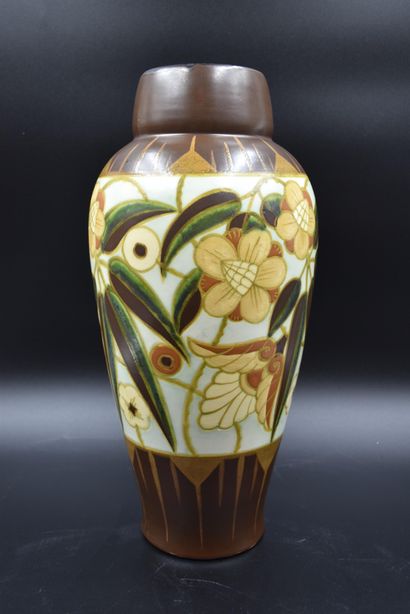 null Vase Boch Kéramis à décor de feuilles de marronnier. D.1847. Ht : 41 cm. Petite...