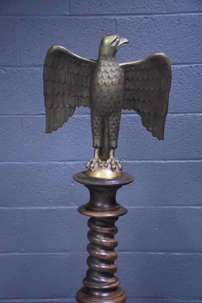 null Lutrin à décor d’aigle en bronze. XIXème siècle. Ht : 165 cm. 

NL: Lessenaar...